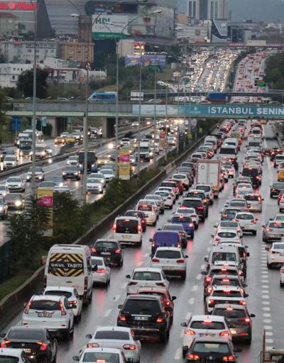 İstanbulda yağış trafiği felç etti