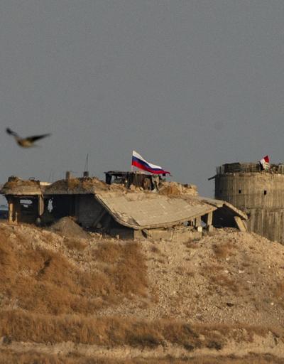 Ayn el Arabda Suriye ve Rusya bayrakları yan yana