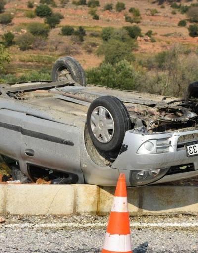 Otomobil refüje çarpıp takla attı, aynı aileden 4 kişi yaralandı