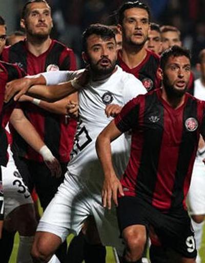 Erkan Zengin 2 gol attı, kendini oyundan aldı