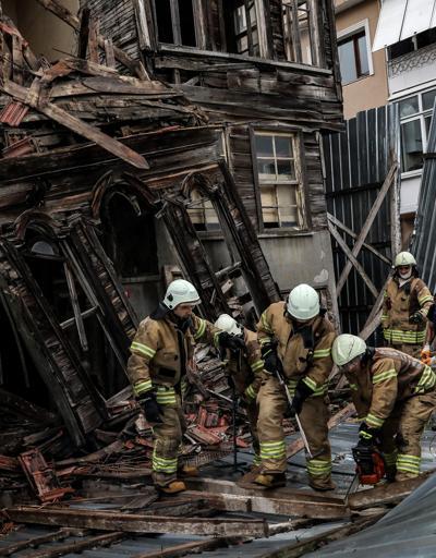 Üsküdarda eski bir bina kısmi olarak çöktü