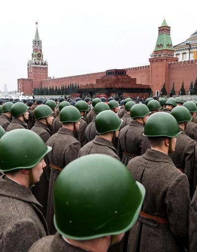Sovyet askerlerinden Kızıl Meydanda prova