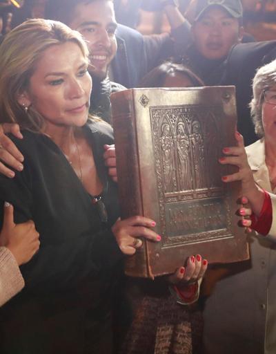 Jeanine Áñez Bolivyada kendisini geçici devlet başkanı ilan etti