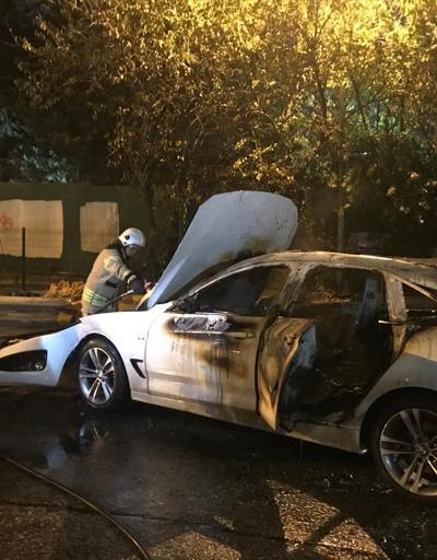 İstanbulda bariyerlere çarpan otomobil yandı