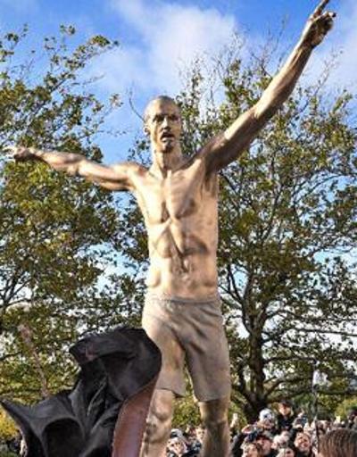 İbrahimovicin heykeline ırkçı saldırı
