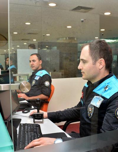 Pasaport polisleri artık turkuaz giyecek