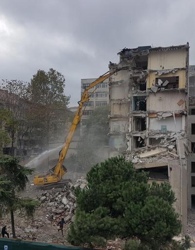Depremde hasar gören diş hekimliği binasında yıkım başladı