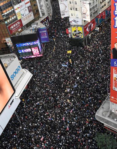 Hong Kongda yüz binlerce gösterici yine sokaklarda