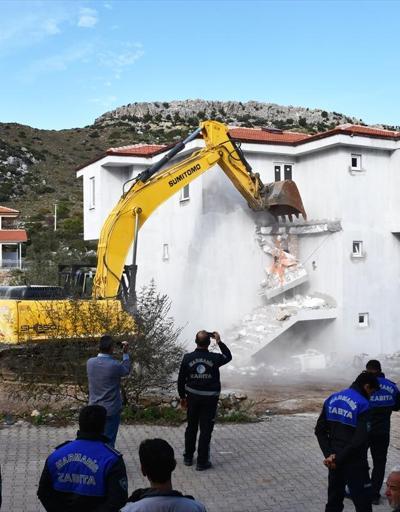 Muğlada imara aykırı iki villa yıkıldı