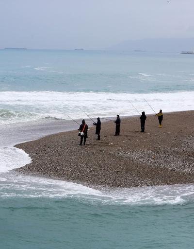 Antalyada sörfçüler krizi fırsata çevirdi