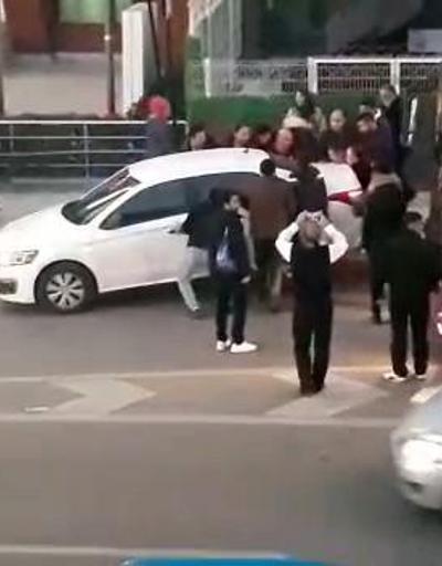 Hatalı park edilen otomobili vatandaşlar, yerinden kaldırarak yoldan çekti