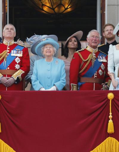 Kraliçe II. Elizabethin fotoğrafında dikkat çeken detay: Yer almadılar
