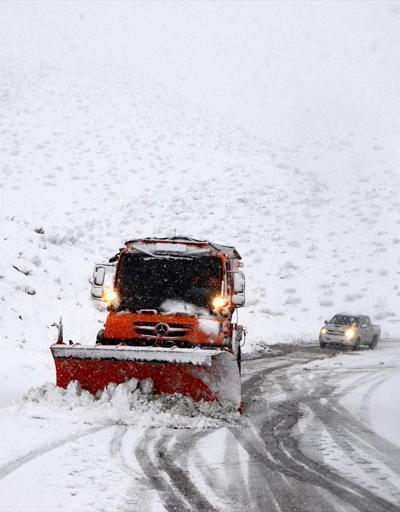 Kar ve tipi nedeniyle yolda kalan vatandaşlar kurtarıldı