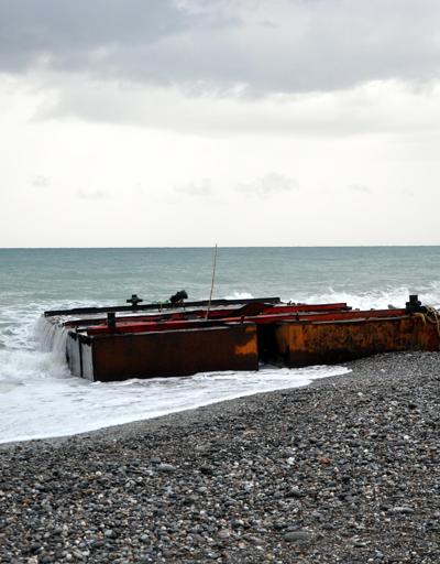 Dev dalgalar yüzünden dev platform sahile vurdu