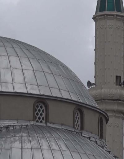 İstanbulda cami minaresi fırtınada sallandı