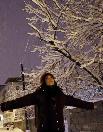 Vanda kar yağışı İranlı turistler için eğlence kaynağı oldu