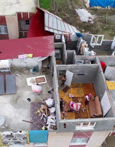 Hortumda evlerinin çatısı uçan aile yardım bekliyor