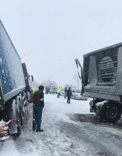 Yoğun kar yağışı nedeniyle Bursa-Ankara yolu kapandı
