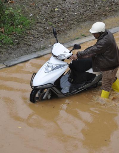 Antalyada cadde ve sokaklar sular altında kaldı