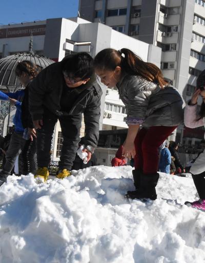 İzmir Konak Meydanında kar sürprizi