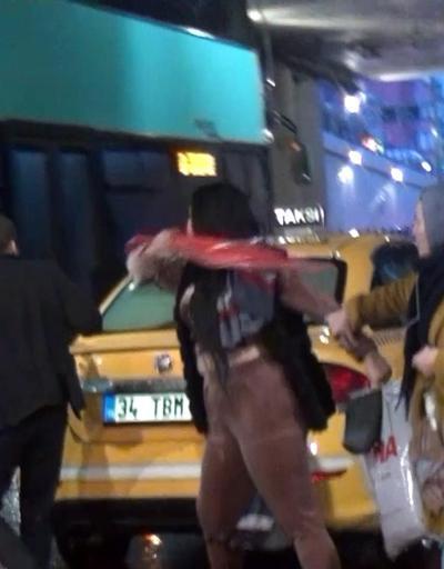 Taksimde turist ile taksicinin şemsiyeli kavgası kamerada