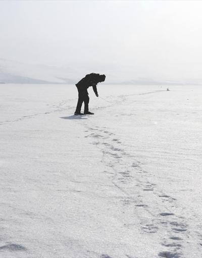 Türkiyenin en yüksek rakımlı gölü buz tuttu