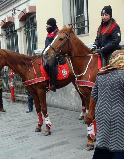 Taksimde atlı polislerin geçidi turistlerden ilgi gördü