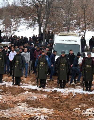 Şehit cenazesinde bir grup genç, üşümesinler diye montlarını askerlere giydirdi