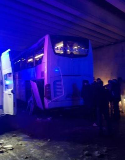 Sivasta yolcu otobüsü köprüye çarptı: 9 yaralı