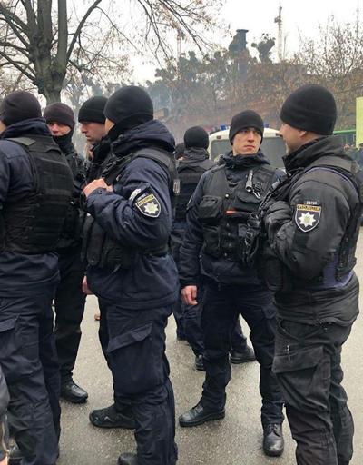 Kievde polis cami girişinde kimlik kontrolü yaptı