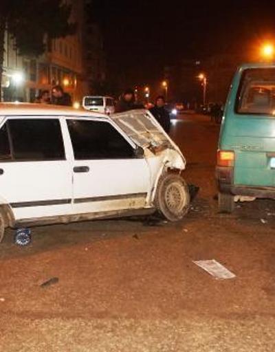 Ankarada otomobil ile minibüs çarpıştı: 4 yaralı