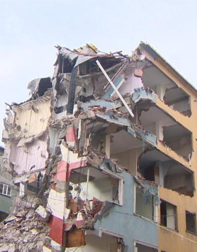 5,8lik depremde hasar gören bina yıkılıyor