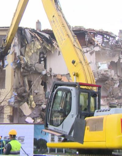 Büyükçekmece’de 1 günde 4 riskli bina yıkıldı