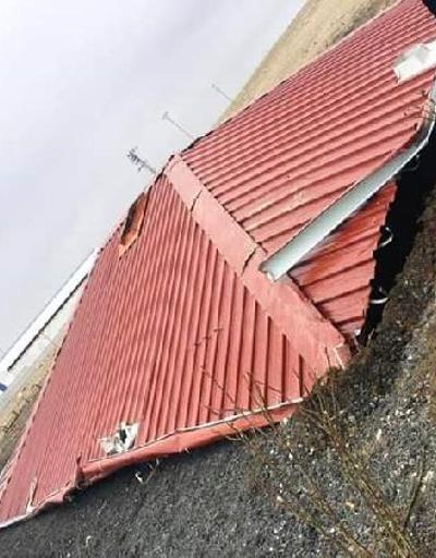 Niğdede fırtına evlerin çatılarını uçurdu