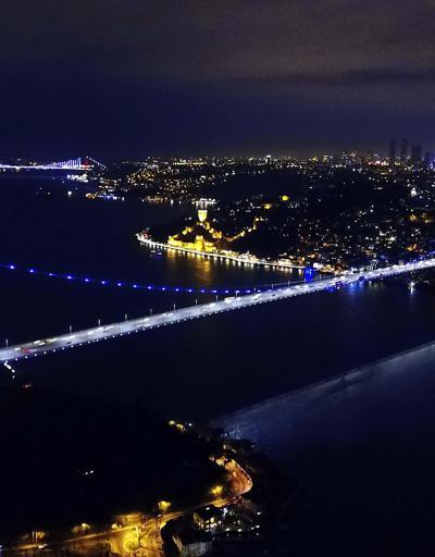 İstanbulun simgeleri mor renge büründü