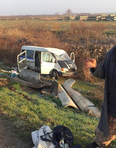 Tarım işçilerini taşıyan minibüs kaza yaptı: 13 yaralı