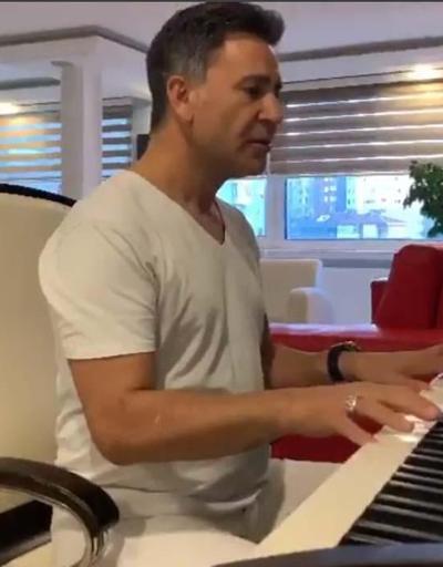 İzzet Yıldızhan piyano çalarak türkü söyledi