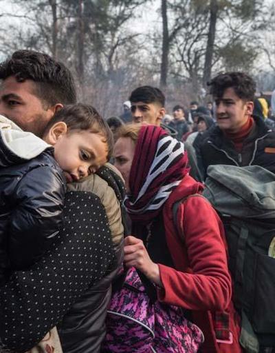 Göçmenler sınıra akın ediyor