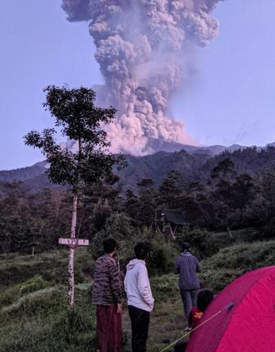 Endonezyada Merapi Yanardağında patlama