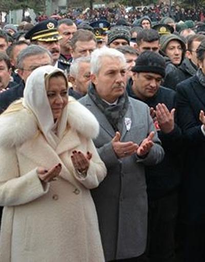İYİ Parti Isparta Milletvekili Aylin Cesurdan şehit cenazesinde tepki çeken hareket