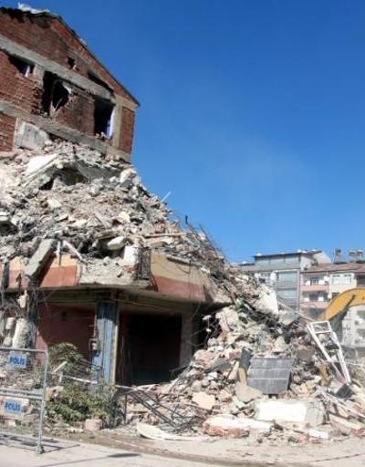 Depremde ağır hasar gören bin 159 yapı yıkıldı