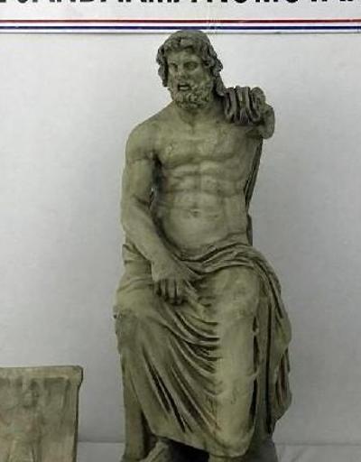 Zeus heykelini satmaya çalışanlar gözaltına alındı
