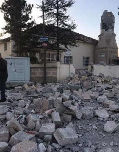 Şiddetli fırtına cami minaresini yıktı