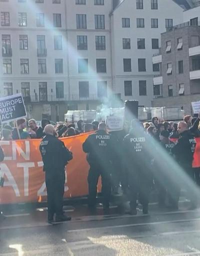 Merkel ve Miçotakis Berlinde protesto edildi
