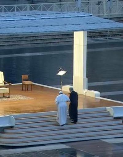 Papa boş meydanda dua etti
