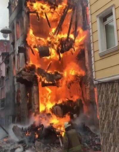 İstanbulda metruk bina alev alev yandı