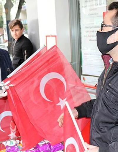 Amasyada esnaf ve halka Türk bayrağı dağıtıldı