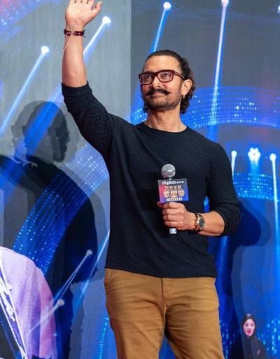 Ünlü oyuncu Aamir Khandan görülmemiş yardım: Birer kiloluk un paketini açanlar şoke oldu