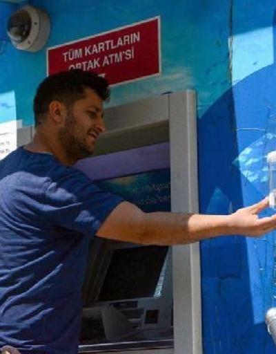 Köşkte ATMlere el dezenfektanı yerleştirildi