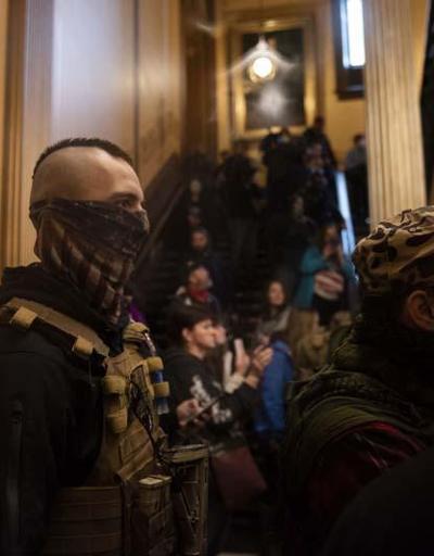 ABDnin Michigan eyaletinde kısıtlama karşıtı silahlı protestocular kongre binasına girdi